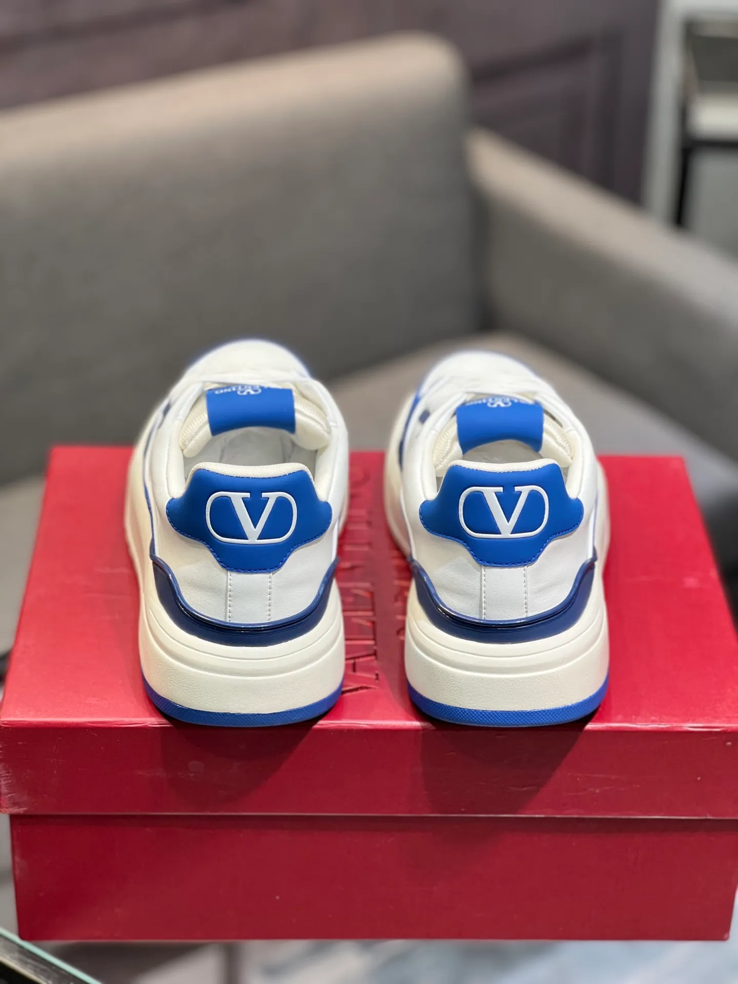 Men's men's shoes 💰660 𝑽𝒂𝒍𝒆𝒏𝒕𝒊𝒏𝒐 Valentino 𝑶𝒏𝒆𝑺𝒕𝒖𝒅 Couple's sneaker series Valentino 2025 latest couple's sneakers, celebrity style, hot sale. The original ZP was purchased and dismantled. Repeated pattern making and modification. I strive to restore the original version 1:1! Top luxury masterpiece, soft and comfortable, combining fashion and leisure, bringing excellent elegant texture and excellent on-foot comfort. Top purchase version upper: imported calfskin surface/original oil edge craftsmanship. Inner: water-dyed cowhide lining. Outsole: original development 𝐓𝐏𝐔 two-color combination outsole. Packaging: original configuration complete package. Code number: 35-44 yards. 34.45 can be customized. Can be customized (self-labeled-no label) order.